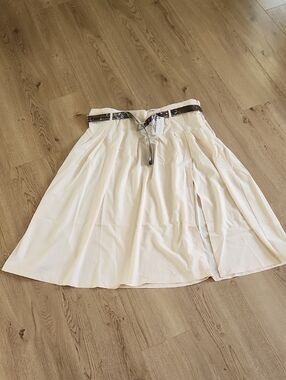 NWT Women's Cream Pleated A-Line Skirt with Belt